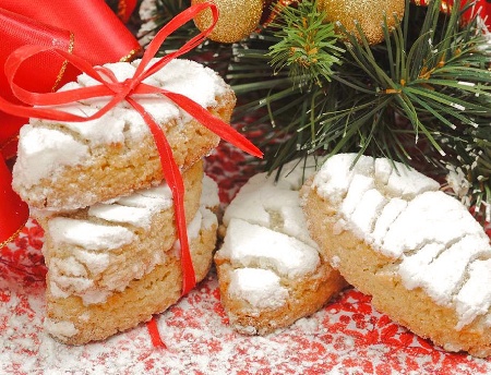 Ричарели – италиански бадемови бисквитки (сладки) с пудра захар от Сиена - снимка на рецептата